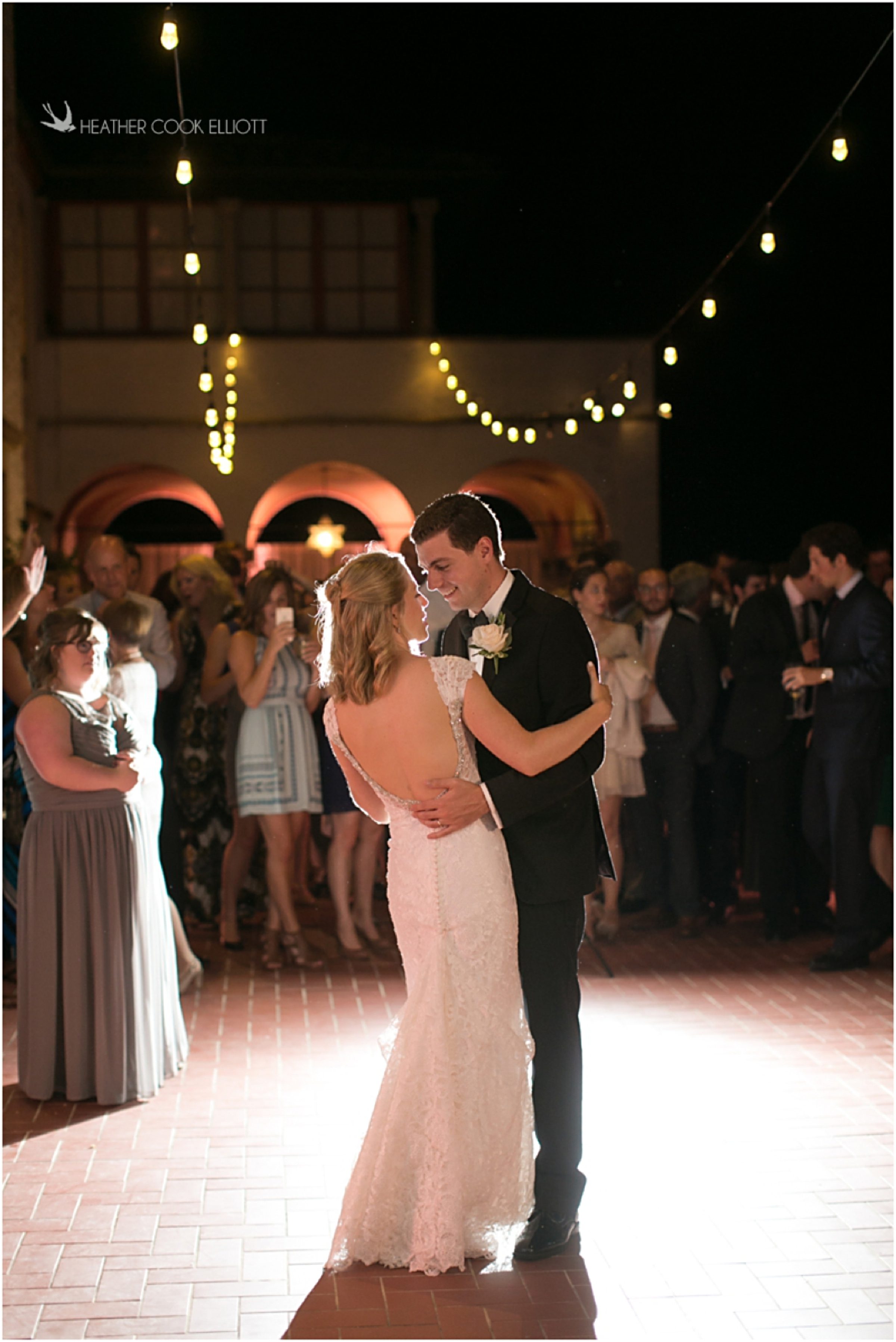 villa terrace milwaukee wedding photographer outdoor wedding