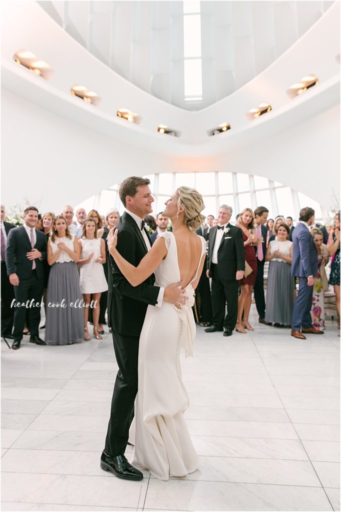 milwaukee art museum modern wedding first dance