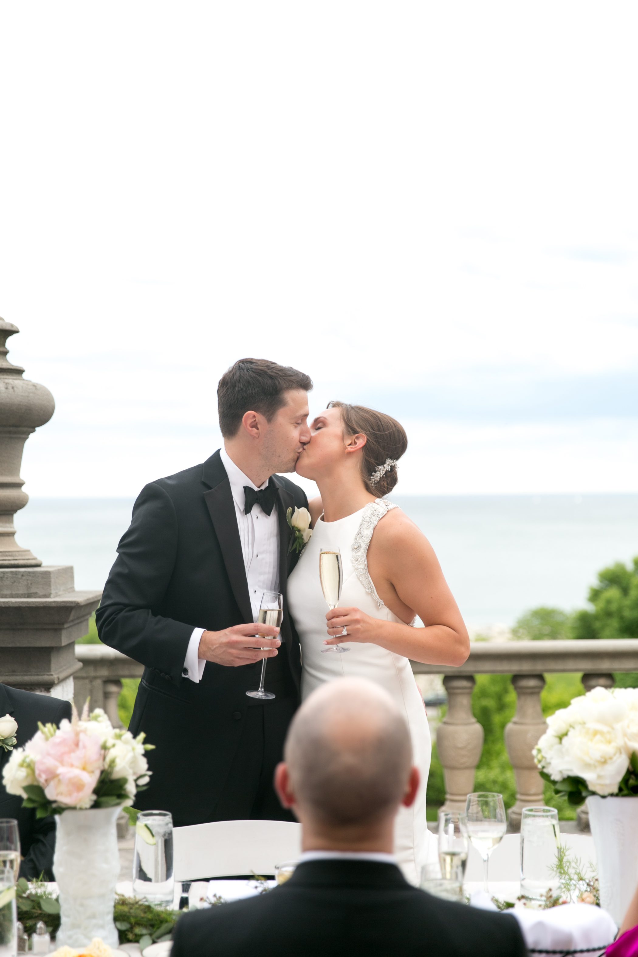 villa terrace milwaukee wedding photographer outdoor wedding