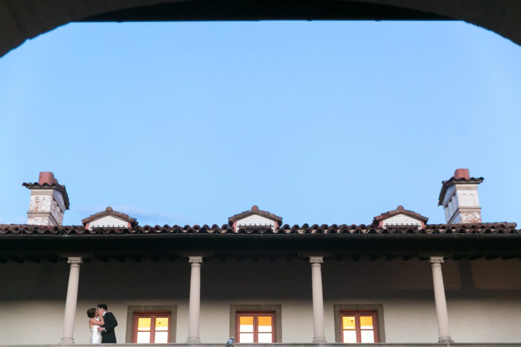 villa terrace milwaukee wedding photographer outdoor wedding