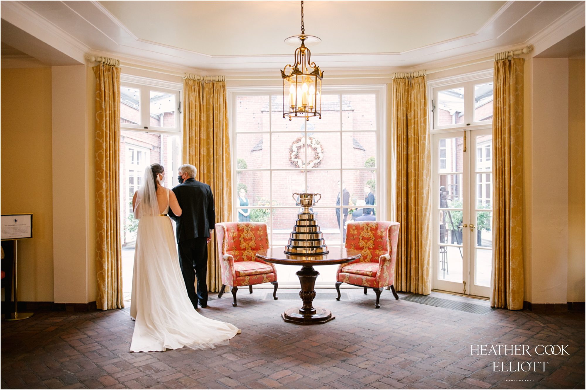 onwentsia club wedding in courtyard