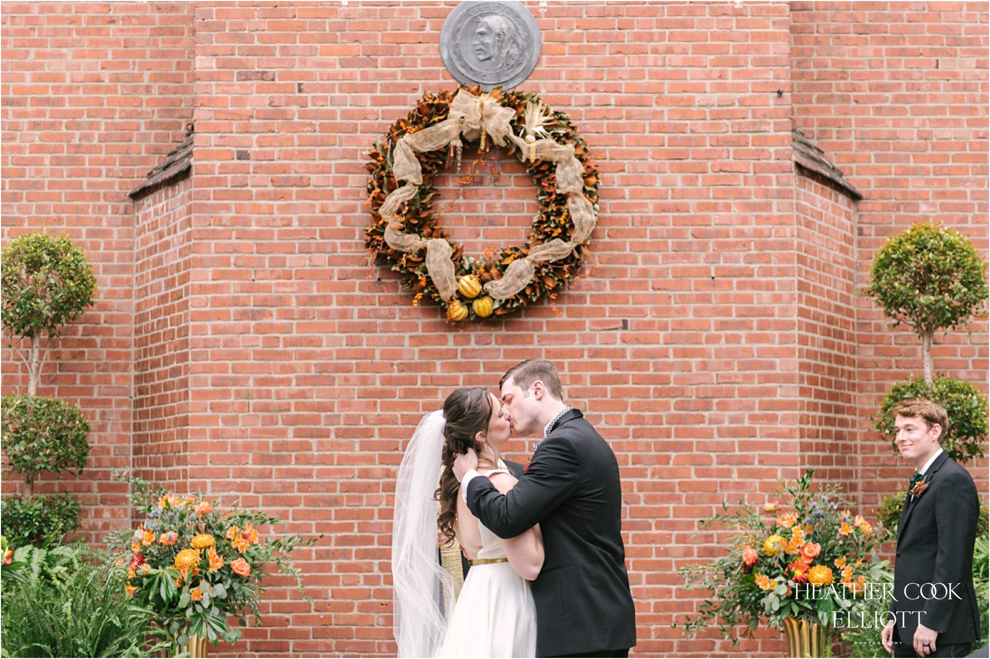 onwentsia club wedding in courtyard