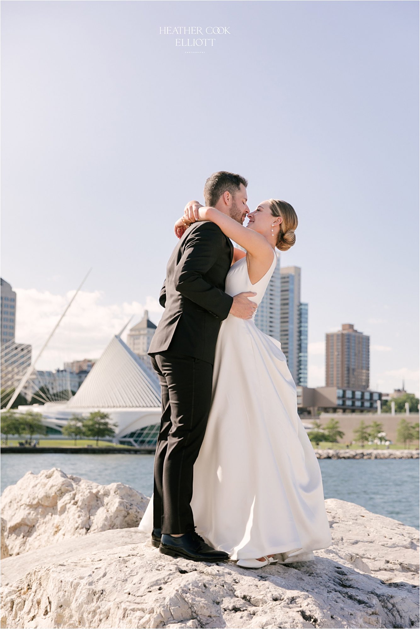 romantic classic milwaukee lakefront wedding photos at art musuem