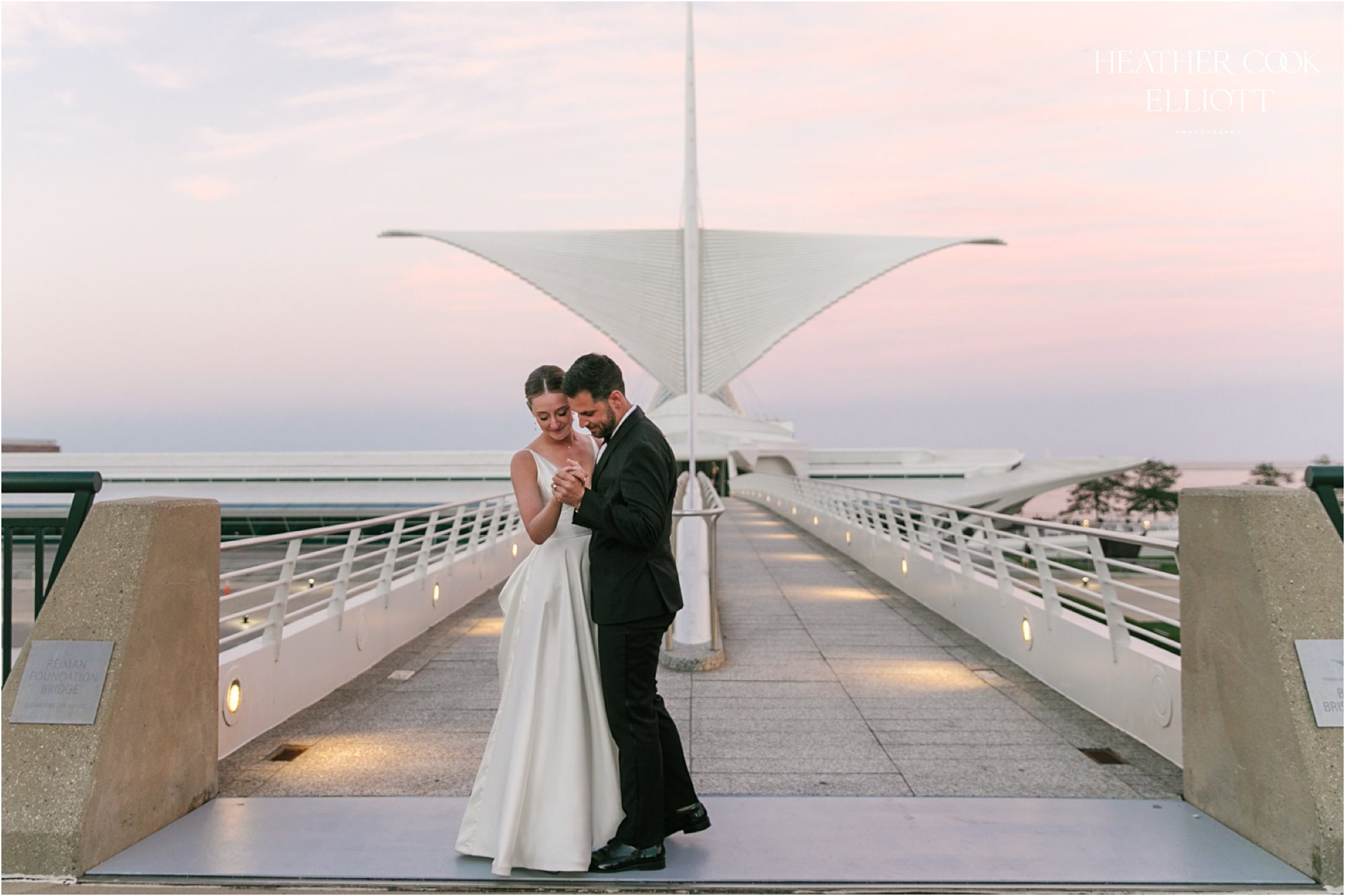 milwaukee art museum wedding at sunset golden hour photos