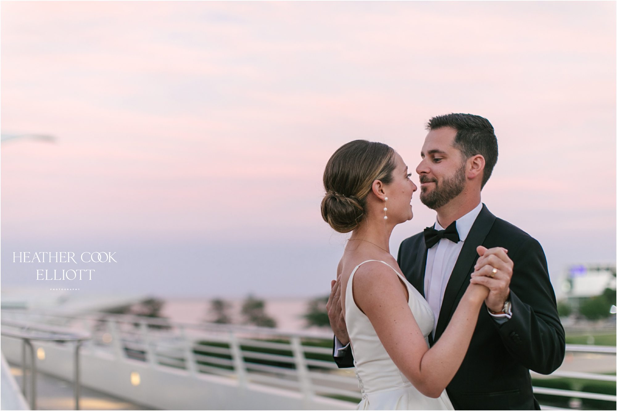 milwaukee art museum wedding at sunset golden hour photos