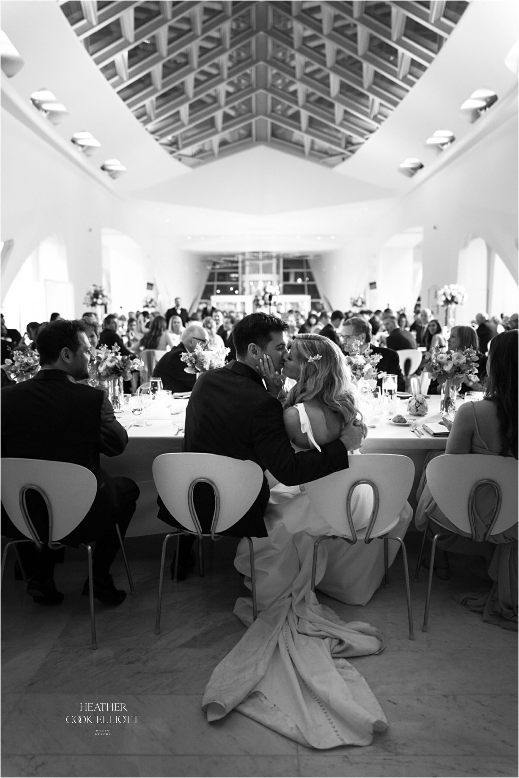 milwaukee art museum reception kiss